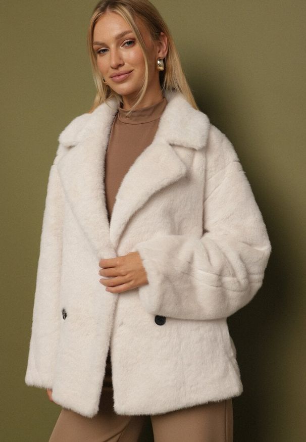 Born2be - Biała Kurtka Futerko o Dwurzędowym Kroju Oversize Nalizana. Okazja: na co dzień. Kolor: biały. Materiał: futro. Długość rękawa: długi rękaw. Długość: długie. Styl: casual, elegancki