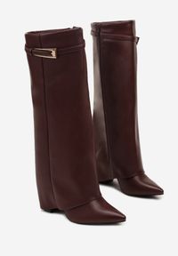 Renee - Bordowe Kozaki na Słupku Typu Kowbojki Ozdobione Klamrą i Wywiniętą Cholewką Nalonea. Zapięcie: klamry. Kolor: czerwony. Materiał: jeans. Szerokość cholewki: normalna. Wzór: aplikacja. Obcas: na słupku. Styl: elegancki #3