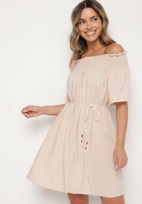 Born2be - Beżowa Sukienka z Wiskozą Bawełną Hiszpańskim Dekoltem i Sznurkiem Lilarenne. Okazja: na co dzień. Kolor: beżowy. Materiał: bawełna, wiskoza. Sezon: lato. Styl: casual, elegancki #1