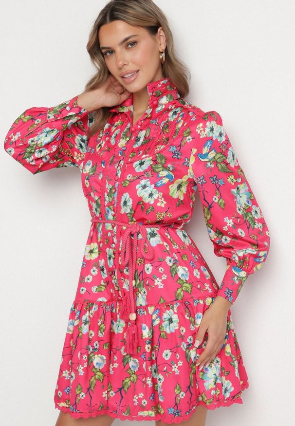 Born2be - Fuksjowa Koszulowa Sukienka ze Stójką i Falbanką Madalyn. Typ kołnierza: kołnierzyk stójkowy. Kolor: różowy. Materiał: koronka. Typ sukienki: koszulowe