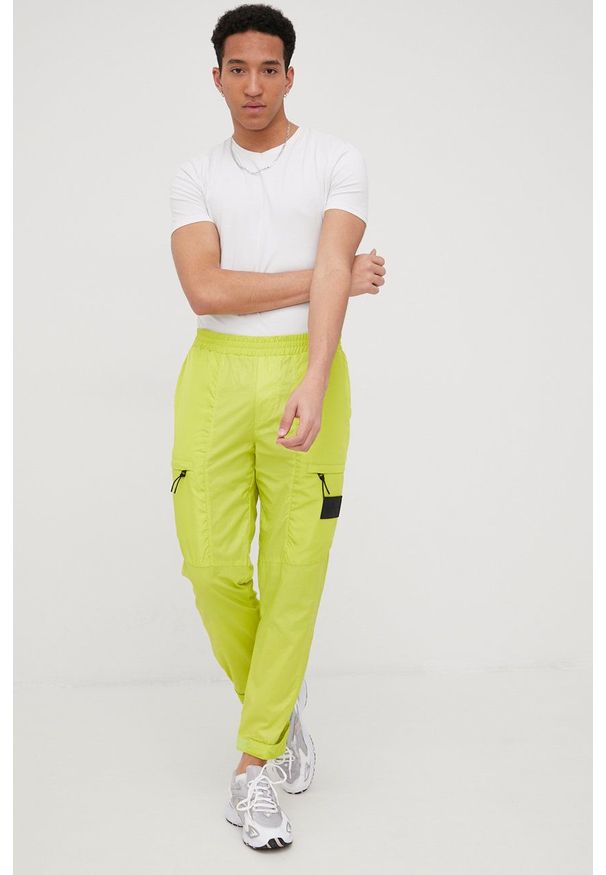 Calvin Klein Jeans spodnie dresowe J30J320060.PPYY męskie kolor zielony. Kolor: zielony. Materiał: dresówka