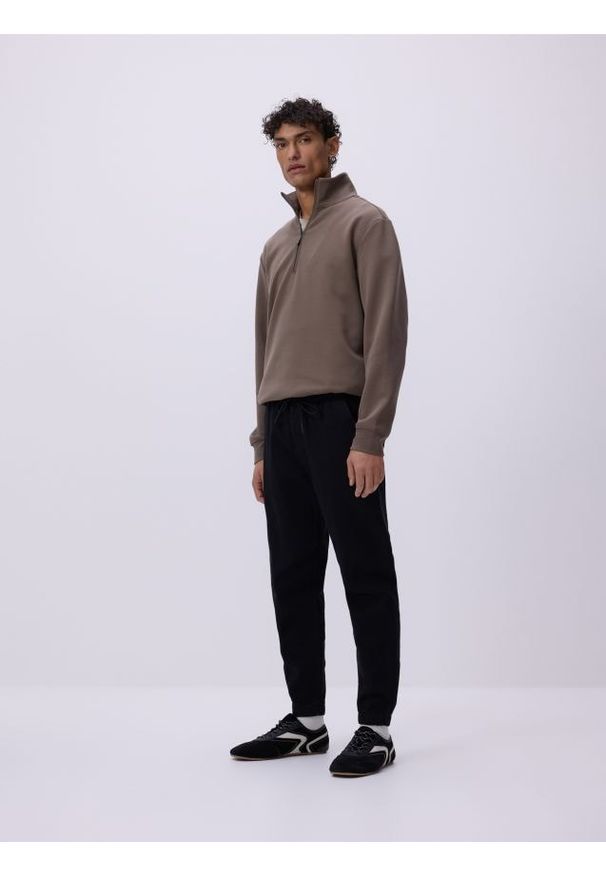 Reserved - Jeansy jogger fit - czarny. Kolor: czarny