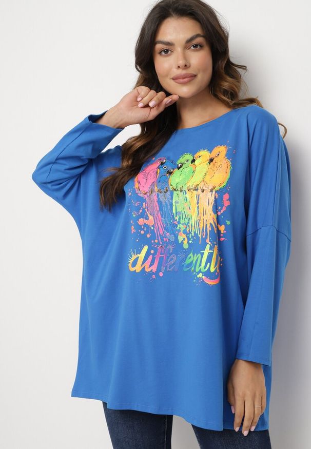 Born2be - Niebieska Bluzka Oversize z Bawełny z Kolorowym Nadrukiem i Brokatem Tailine. Kolor: niebieski. Materiał: bawełna. Wzór: nadruk, kolorowy