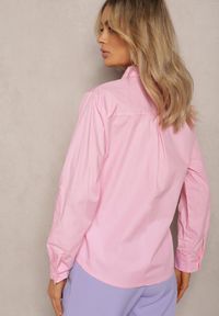 Renee - Różowa Klasyczna Koszula z Długimi Rękawami z Możliwością Podwinięcia Brennadia. Kolor: różowy. Materiał: materiał. Długość rękawa: długi rękaw. Długość: długie. Wzór: gładki. Styl: klasyczny #5