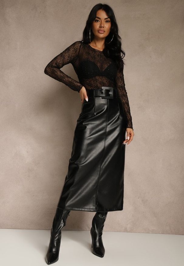 Renee - Czarna Ołówkowa Spódnica z Imitacji Skóry z Paskiem z Wyrazistą Klamrą Rewedana. Kolor: czarny. Materiał: skóra. Długość: krótkie. Styl: elegancki