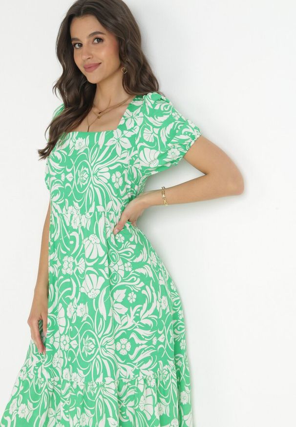 Born2be - Jasnozielona Sukienka z Kopertowym Dekoltem w Kwiaty z Wiskozy Hedina. Kolor: zielony. Materiał: wiskoza. Wzór: kwiaty. Sezon: lato. Typ sukienki: kopertowe