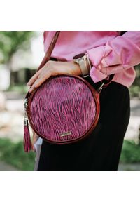 Listonoszka okrągła SHE 663 bordowa zebra. Kolor: czerwony, różowy, wielokolorowy. Wzór: motyw zwierzęcy. Materiał: skórzane