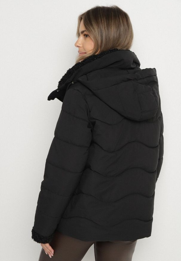 Born2be - Czarna Pikowana Kurtka z Kapturem i Kołnierzem z Futerkiem Typu Baranek Olandia. Okazja: na spacer, na co dzień. Typ kołnierza: kaptur. Kolor: czarny. Materiał: futro. Styl: casual, sportowy