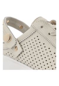 Klapki damskie S.Barski, ze skóry naturalnej licowej ażurowa cholewka platforma sznurowane styl casual, beżowe, LR61-7088. Okazja: na co dzień. Kolor: beżowy. Materiał: skóra. Wzór: ażurowy. Sezon: lato. Obcas: na platformie. Styl: casual #3