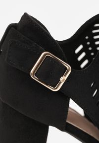 Renee - Czarne Sandały Vices na Słupku z Ażurowym Wzorem Klamrą i Wycięciem Feliyra. Okazja: na co dzień. Nosek buta: otwarty. Zapięcie: klamry. Kolor: czarny. Materiał: jeans, satyna. Wzór: ażurowy. Obcas: na słupku. Styl: casual, elegancki #9