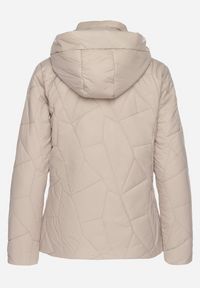 Born2be - Ciemnobeżowa Pikowana Kurtka Przejściowa z Odpinanym Kapturem Ninorwena. Okazja: na co dzień. Kolor: beżowy. Styl: klasyczny, casual, elegancki