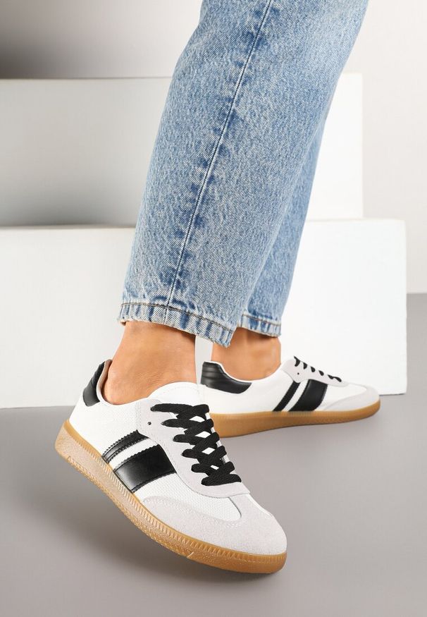 Born2be - Biało-Czarne Sneakersy Tenisówki z Ozdobnymi Paskami Nelidi. Okazja: na spacer, na co dzień. Zapięcie: pasek. Kolor: biały. Materiał: jeans. Obcas: na obcasie. Wysokość obcasa: niski. Sport: turystyka piesza