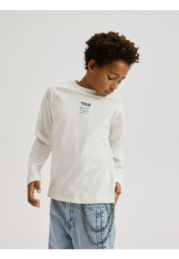 Reserved - Koszulka longsleeve - złamana biel. Materiał: dzianina, bawełna. Długość rękawa: długi rękaw