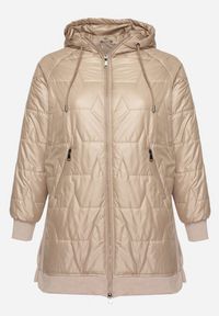 Born2be - Beżowa Kurtka z Pikowanymi Przeszyciami i Kapturem Zarimelia. Okazja: na co dzień. Kolekcja: plus size. Kolor: beżowy. Materiał: jeans. Styl: klasyczny, sportowy, casual, elegancki