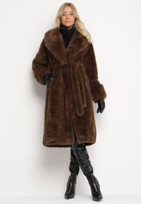 Born2be - Brązowy Futerkowy Płaszcz z Szerokim Kołnierzem i Mankietami z Wiązanym Paskiem Viaruna. Okazja: na co dzień, na imprezę. Kolor: brązowy. Materiał: dzianina. Długość rękawa: długi rękaw. Długość: długie. Styl: casual, elegancki #1