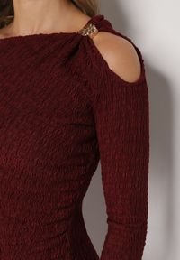 Born2be - Bordowa Dopasowana Sukienka z Metaliczną Ozdobą na Ramieniu Reilara. Kolor: czerwony. Wzór: aplikacja. Styl: elegancki #4