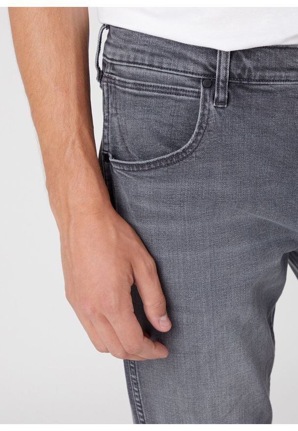 Wrangler - WRANGLER GREENSBORO MĘSKIE SPODNIE JEANSOWE JEANSY EBONY SKY W15Q29Z47 112330502