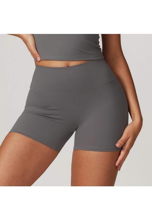 Intica - Krótkie legginsy sportowe z wysokim stanem i oddychającym materiałem Betsi. Stan: podwyższony. Kolor: szary. Materiał: materiał. Długość: krótkie. Sport: fitness