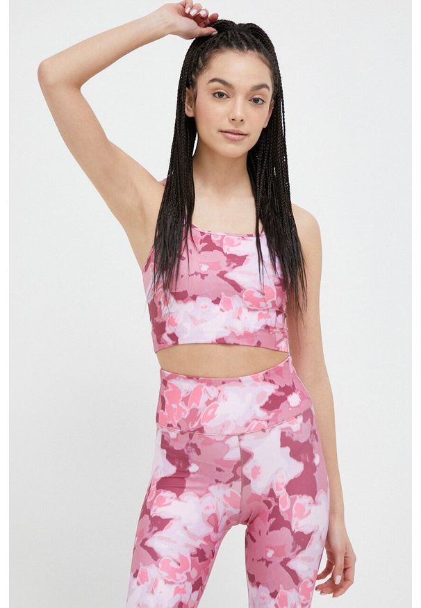 CASALL - Casall top do jogi kolor różowy. Kolor: różowy. Materiał: skóra, dzianina, materiał, włókno. Długość rękawa: na ramiączkach. Wzór: ze splotem