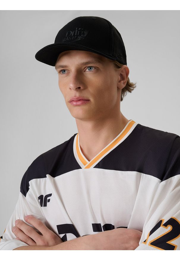 4f - 4F Czapka z daszkiem snapback uniseks 4F x Drift Masters - czarna S/M. Kolor: czarny. Materiał: bawełna, tkanina. Wzór: napisy, aplikacja, haft. Styl: klasyczny, casual