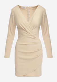 Born2be - Beżowa Sukienka Mini z Kopertowym Dekoltem i Marszczeniami Hiacinta. Typ kołnierza: dekolt kopertowy. Kolor: beżowy. Typ sukienki: kopertowe. Styl: elegancki. Długość: mini #2