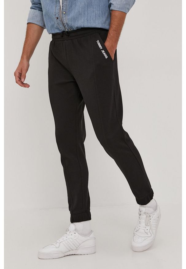 Tommy Jeans - Spodnie. Kolor: czarny. Materiał: bawełna, poliester, dzianina. Wzór: aplikacja, melanż
