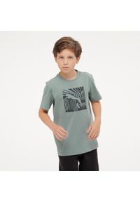 Decathlon - Koszulka dziecięca Puma. Kolor: zielony. Materiał: bawełna. Sport: joga i pilates #1