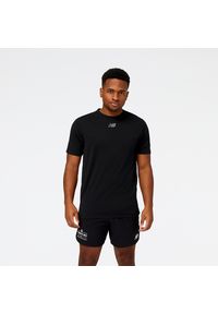 Koszulka męska New Balance MT31251BKH – czarna. Kolor: czarny. Materiał: poliester, materiał. Sezon: lato. Sport: fitness, bieganie