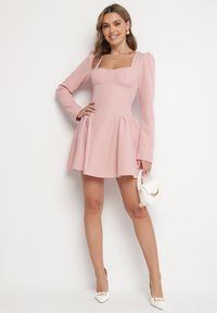 Born2be - Różowa Koktajlowa Sukienka o Rozkloszowanym Kroju z Falbankami i Gorsetem Farian. Typ kołnierza: kołnierz z falbankami, dekolt gorset. Kolor: różowy. Długość rękawa: długi rękaw. Typ sukienki: gorsetowe. Styl: wizytowy #6