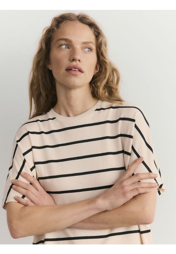 Reserved - T-shirt oversize z modalem - inny. Materiał: dzianina