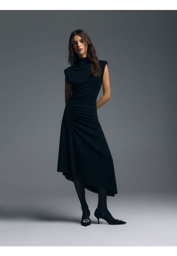 Reserved - Asymetryczna sukienka midi - czarny. Kolor: czarny. Materiał: dzianina. Typ sukienki: asymetryczne. Długość: midi