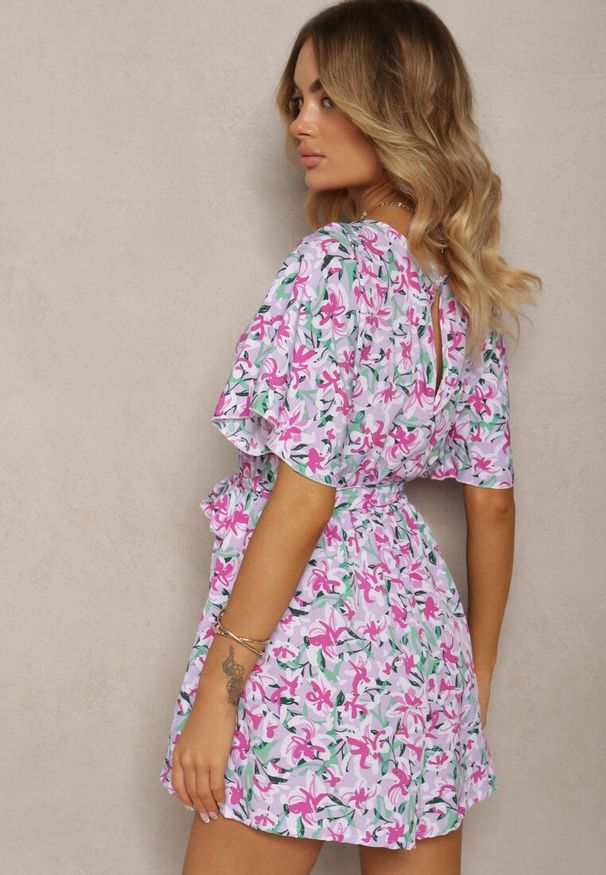 Renee - Jasnofioletowy Kombinezon z Dekoltem w Serek z Gumką w Talii i Materiałowym Paskiem Tessanda. Okazja: na co dzień. Kolor: fioletowy. Materiał: materiał. Styl: casual, elegancki