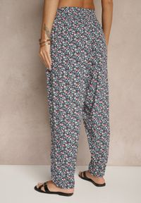 Renee - Granatowe Spodnie z Wiskozy High Waist w Kwiatowy Wzór Liosena. Okazja: na co dzień. Stan: podwyższony. Kolor: niebieski. Materiał: wiskoza. Wzór: kwiaty. Styl: casual #3