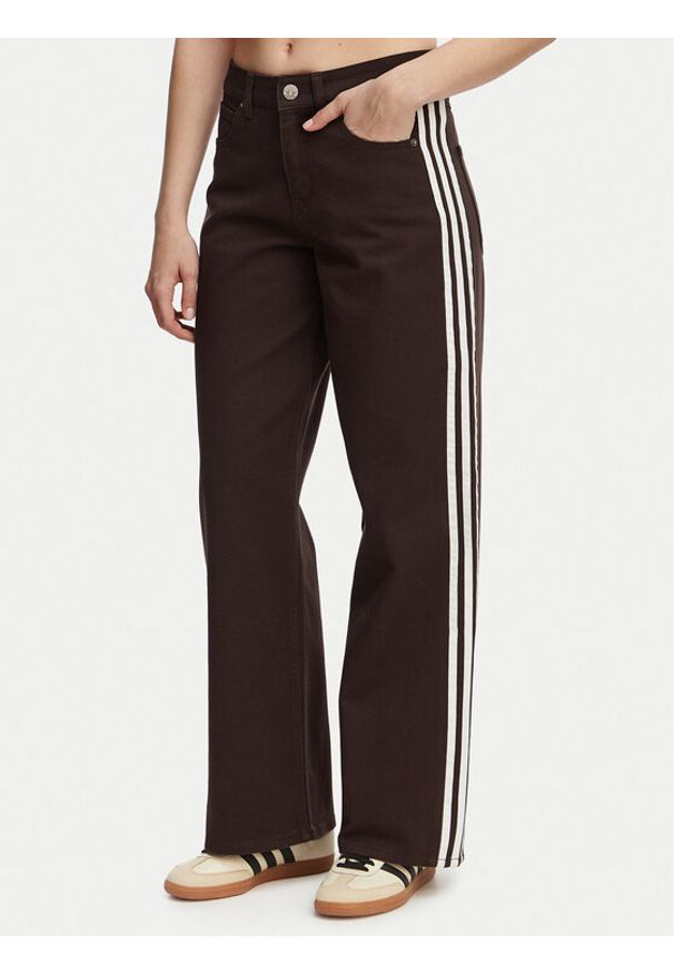 Adidas - adidas Jeansy Firebird KD2934 Brązowy Loose Fit. Kolor: brązowy