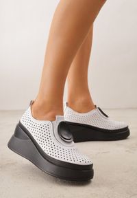 Born2be - Białe Skórzane Półbuty na Koturnie z Cholewką z Perforacją Vondelle. Okazja: na co dzień. Kolor: biały. Materiał: skóra. Szerokość cholewki: normalna. Obcas: na koturnie. Styl: casual #1