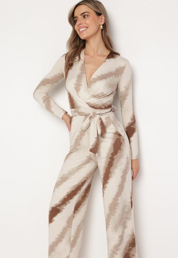 Born2be - Beżowy Kopertowy Kombinezon w Paski z Prostymi Nogawkami i Paskiem Aselle. Kolor: beżowy. Długość rękawa: długi rękaw. Długość: długie. Wzór: paski. Styl: elegancki