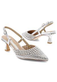 Czółenka damskie Alma En Pena, skóra naturalna ażurowa cholewka ozdobne kryształki pasek z regulacją smukły nosek elegancki obcas, srebrne, V261855. Okazja: na wesele, na imprezę, na ślub cywilny. Zapięcie: pasek. Kolor: srebrny. Szerokość cholewki: normalna. Wzór: ażurowy. Materiał: skóra. Obcas: na obcasie. Styl: elegancki. Wysokość obcasa: średni #5