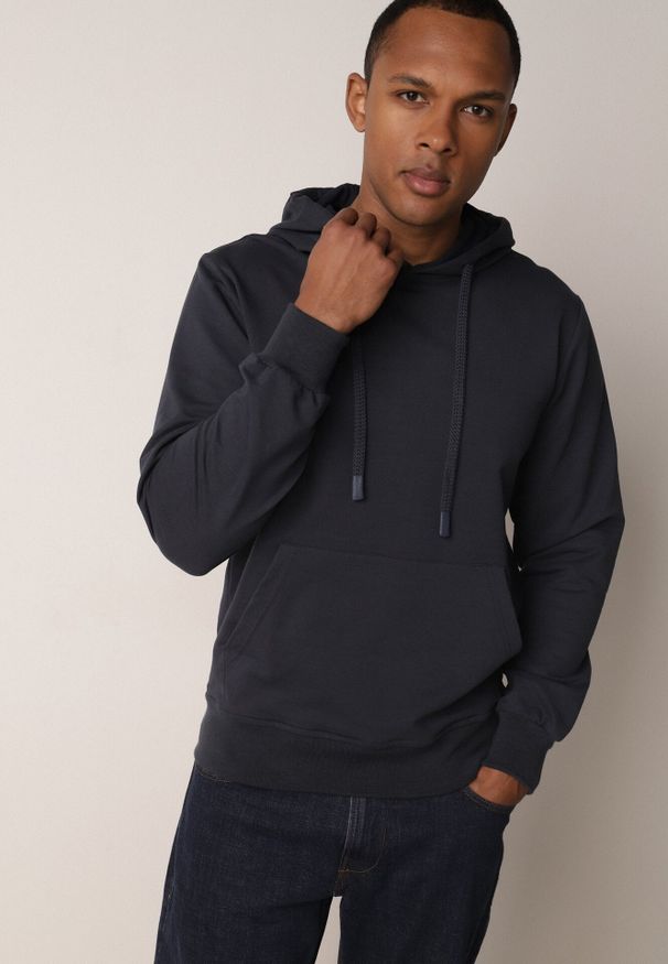 Born2be - Granatowa Bluza z Kapturem i Kieszenią Typu Kangur Aqialei. Okazja: na co dzień. Typ kołnierza: kaptur. Kolor: niebieski. Materiał: jeans, dresówka. Wzór: gładki. Styl: casual