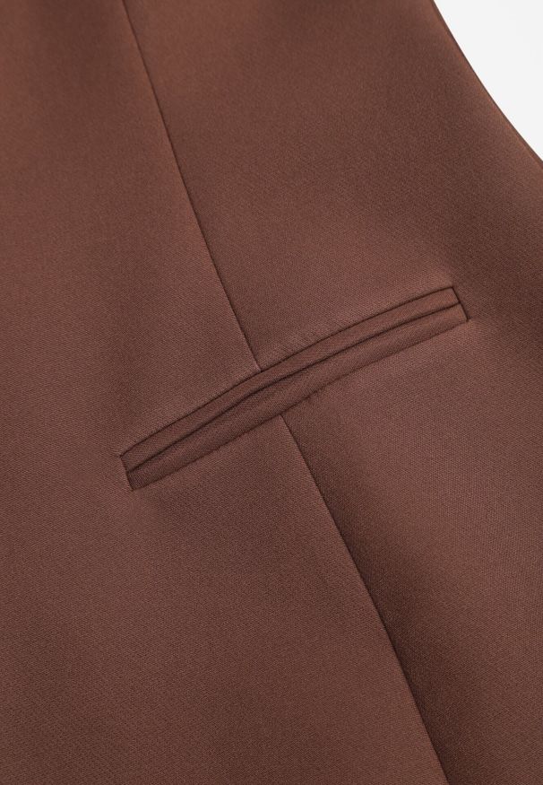 Born2be - Brązowa Elegancka Sukienka o Kroju Bombki Ozdobiona Imitacją Kieszeni Ialane. Okazja: na spotkanie biznesowe, na randkę, do pracy. Kolor: brązowy. Wzór: aplikacja. Typ sukienki: bombki. Styl: elegancki
