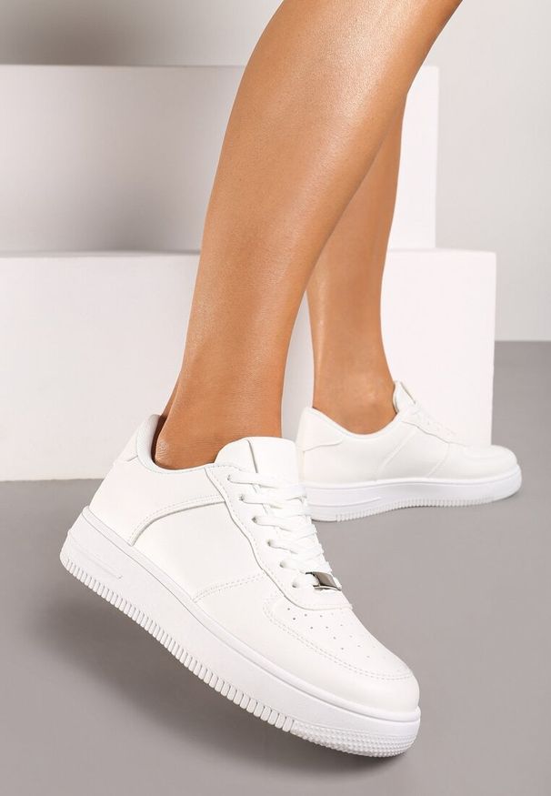 Renee - Białe Sznurowane Sneakersy Ozdobione Perforacją Ellemisa. Okazja: na co dzień. Kolor: biały. Materiał: materiał, jeans. Szerokość cholewki: normalna. Wzór: aplikacja. Sport: fitness