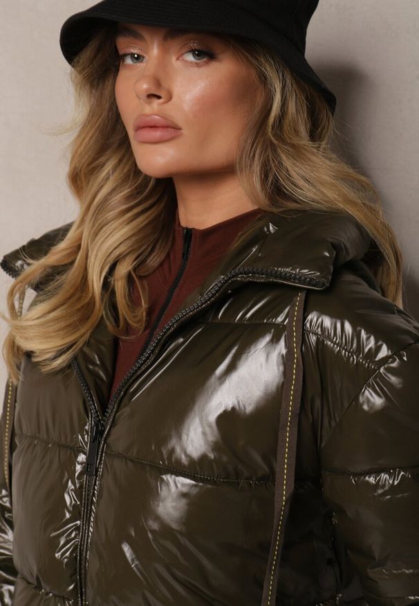 Renee - Ciemnozielona Kurtka Pikowana Ozdobiona Połyskiem Arkolla. Okazja: na co dzień, na imprezę. Kolor: zielony. Materiał: jeans. Wzór: aplikacja. Styl: glamour, elegancki, casual