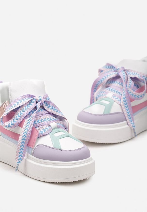 Renee - Biało-Fioletowe Sneakersy Na Niskiej Platformie z Szerokimi Sznurówkami we Wzorek Vidira. Nosek buta: okrągły. Zapięcie: sznurówki. Kolor: biały. Obcas: na platformie. Wysokość obcasa: niski