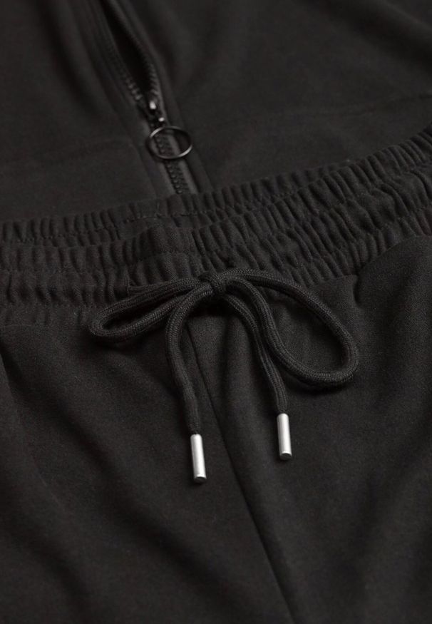 Born2be - Czarny 2-częściowy Komplet Dresowy z Bluzą i Spodniami Seraphelle. Kolor: czarny. Materiał: dresówka. Sport: turystyka piesza