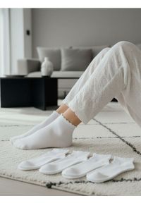 Sinsay - Zestaw krótkich skarpetek z falowanym ściągaczem 5 pack - biały. Kolor: biały #1