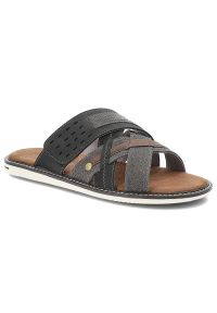 Czarne Klapki Wrangler Modne Obuwie Męskie. Okazja: na spacer, na co dzień. Kolor: czarny. Materiał: skóra, syntetyk. Wzór: paski. Sezon: lato. Styl: wakacyjny, elegancki, casual