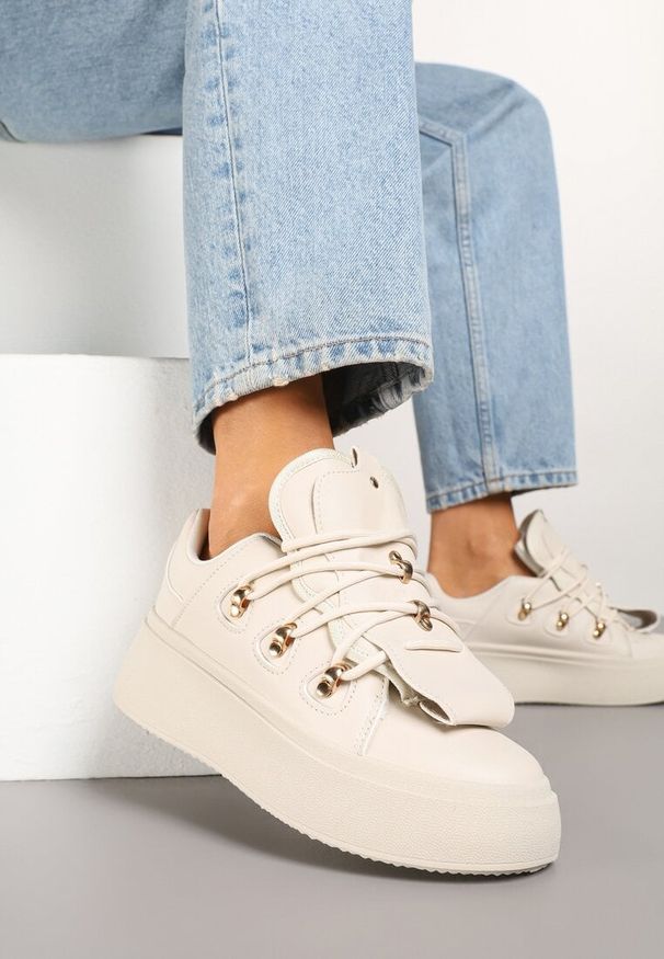 Born2be - Beżowe Sneakersy na Platformie z Ozdobnym Szerokim Językiem Zarinea. Okazja: na co dzień. Nosek buta: okrągły. Zapięcie: sznurówki. Kolor: beżowy. Materiał: jeans. Obcas: na platformie