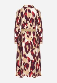 Born2be - Czerwono-Beżowa Koszulowa Sukienka Rozkloszowana w Abstrakcyjny Wzór z Plecionym Paskiem Miririda. Okazja: na co dzień. Typ kołnierza: dekolt w kształcie V. Kolor: czerwony. Materiał: materiał, wiskoza, jeans. Wzór: aplikacja. Typ sukienki: koszulowe. Styl: casual, elegancki #3