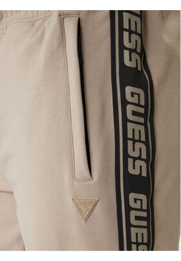 Guess Spodnie dresowe Z2YB19 K6ZS1 Beżowy Regular Fit. Kolor: beżowy. Materiał: bawełna