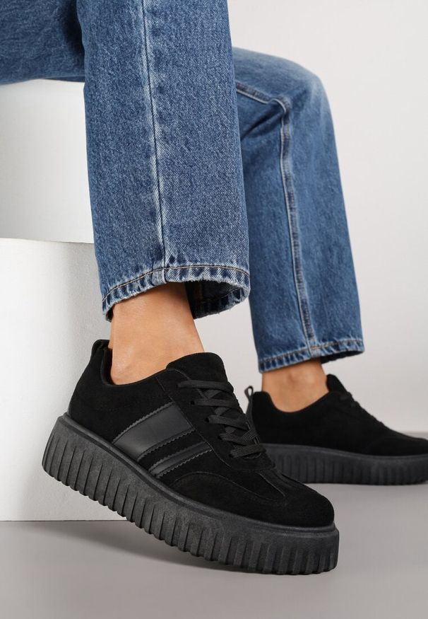 Born2be - Czarne Sneakersy na Grubej Podeszwie z Tłoczeniem Rilunessa. Okazja: na co dzień. Kolor: czarny. Materiał: jeans