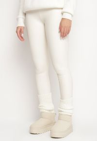 Born2be - Białe Legginsy z Ekoskóry z Wysokim Stanem i Polarem Labira. Okazja: na co dzień. Stan: podwyższony. Kolor: biały. Materiał: polar. Wzór: aplikacja. Styl: elegancki, casual